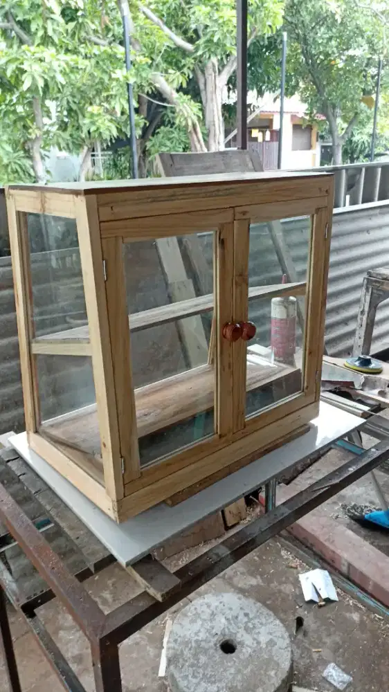 Etalase kaca rangka kayu