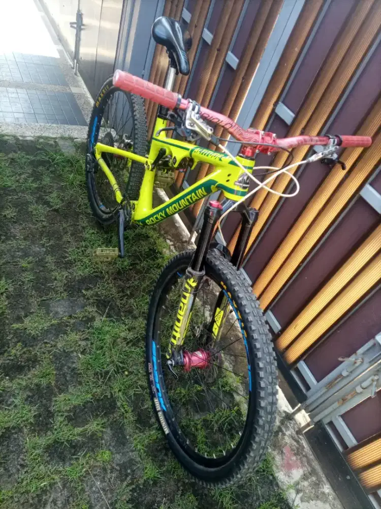 Sepeda gunung Rocky mountain carbon size M ban 27,5