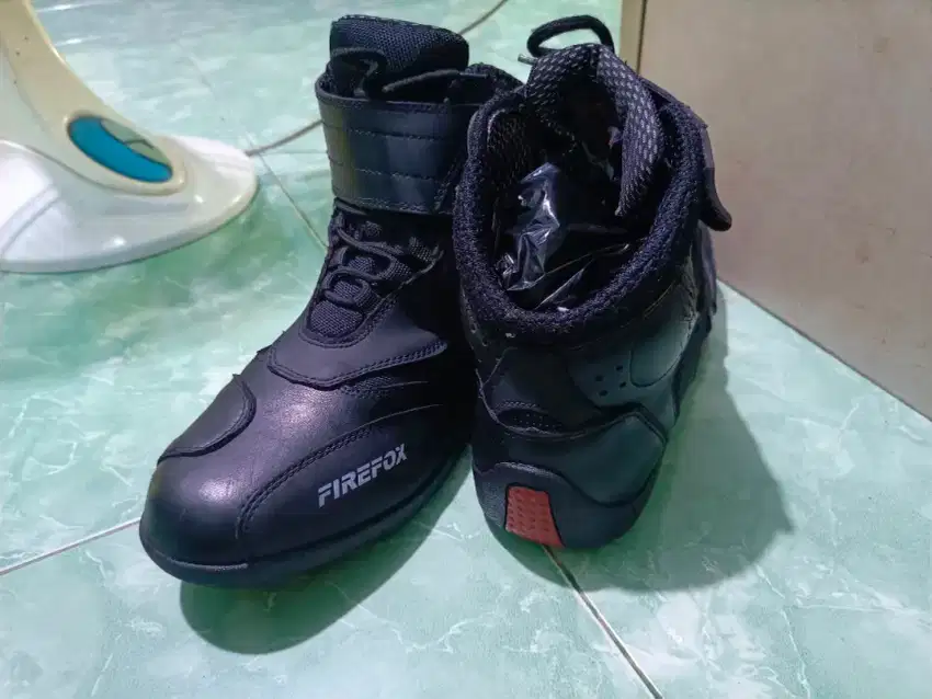 Sepatu motor touring