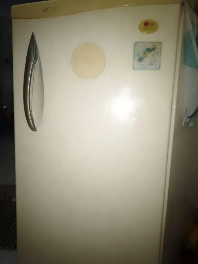 Eh ada yg Jual kulkas LG Cool 169L1 pintu, irit listrik