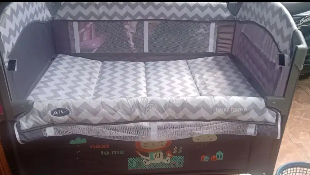 Tempat tidur bayi