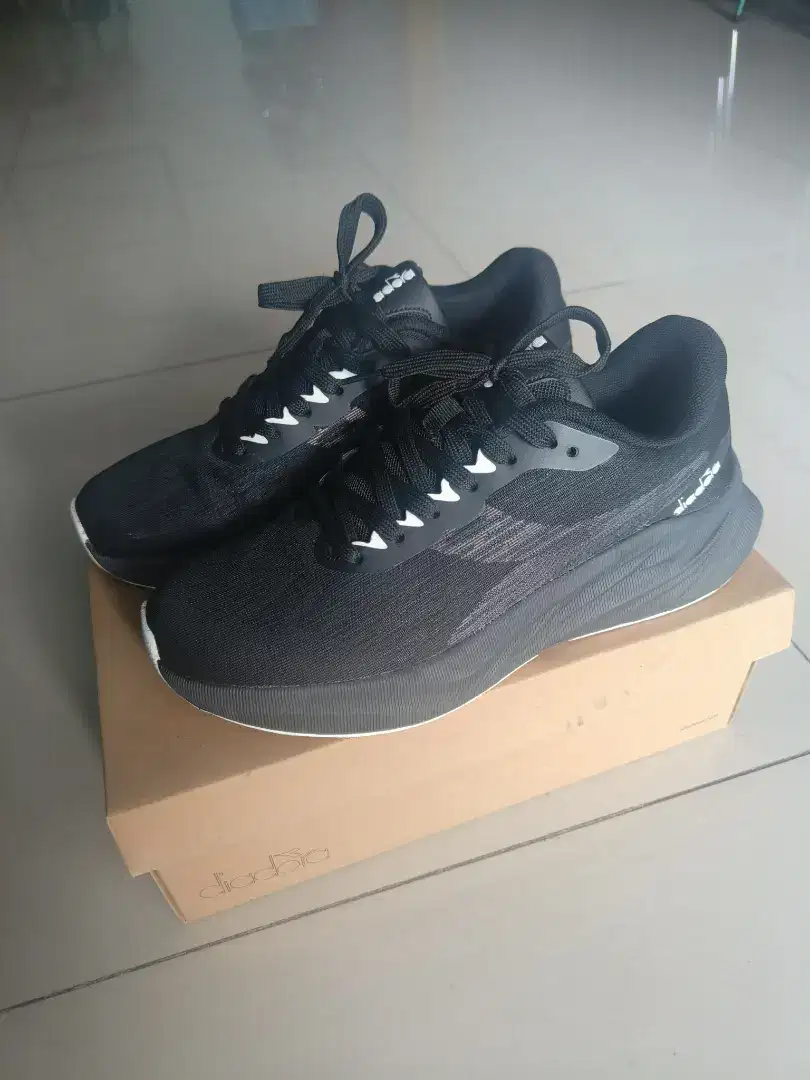 Sepatu Diadora Pria DIARU240103B KALIBER (M)