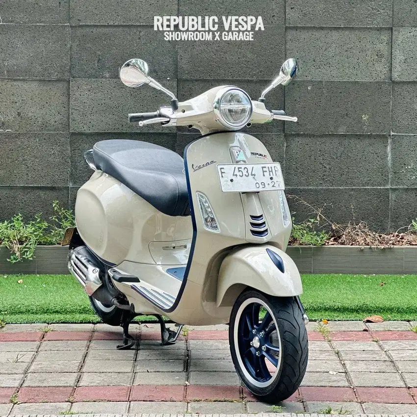 Vespa Primavera 150 IGET ABS TH 2022 WARNA BEIGE PERFECT CONDITION.