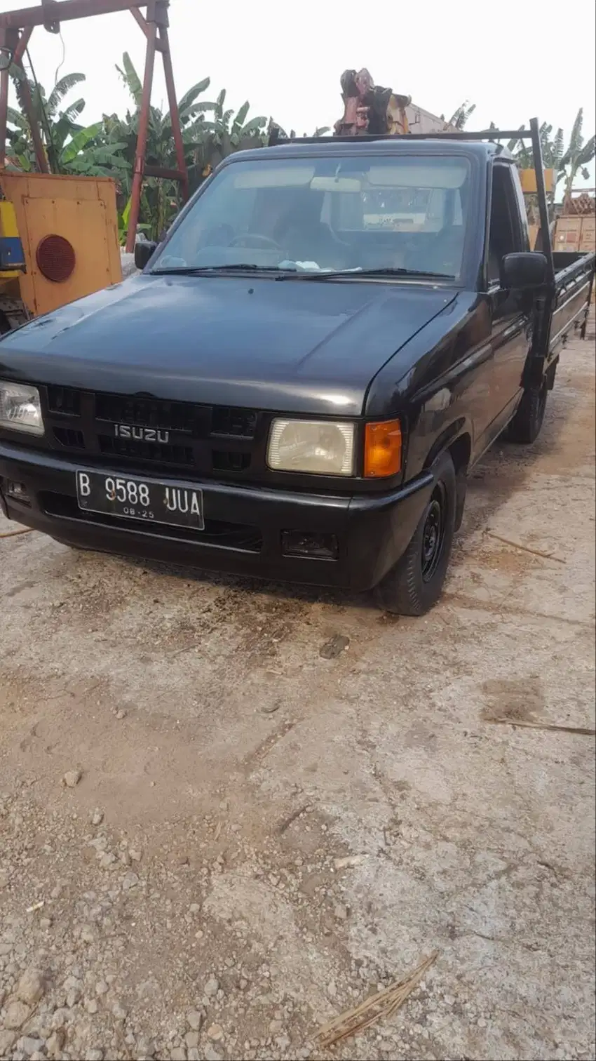 MOBIL ISUZU PICKUP HITAM 2011