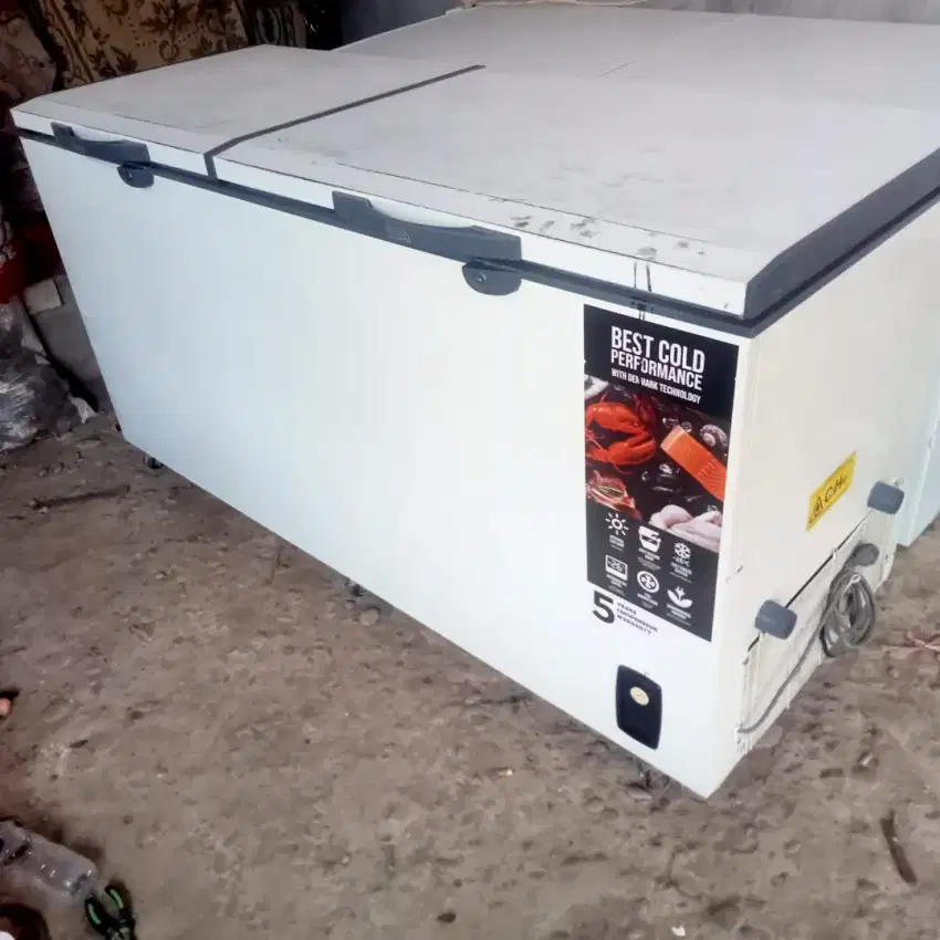 Freezer box kapasitas 600 liter merk gea