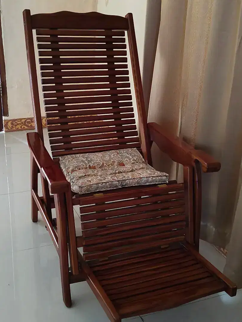 Dıjual Lemarı, meja nakas & kursı santaı ...jual borongan 4 ıtem 7jt