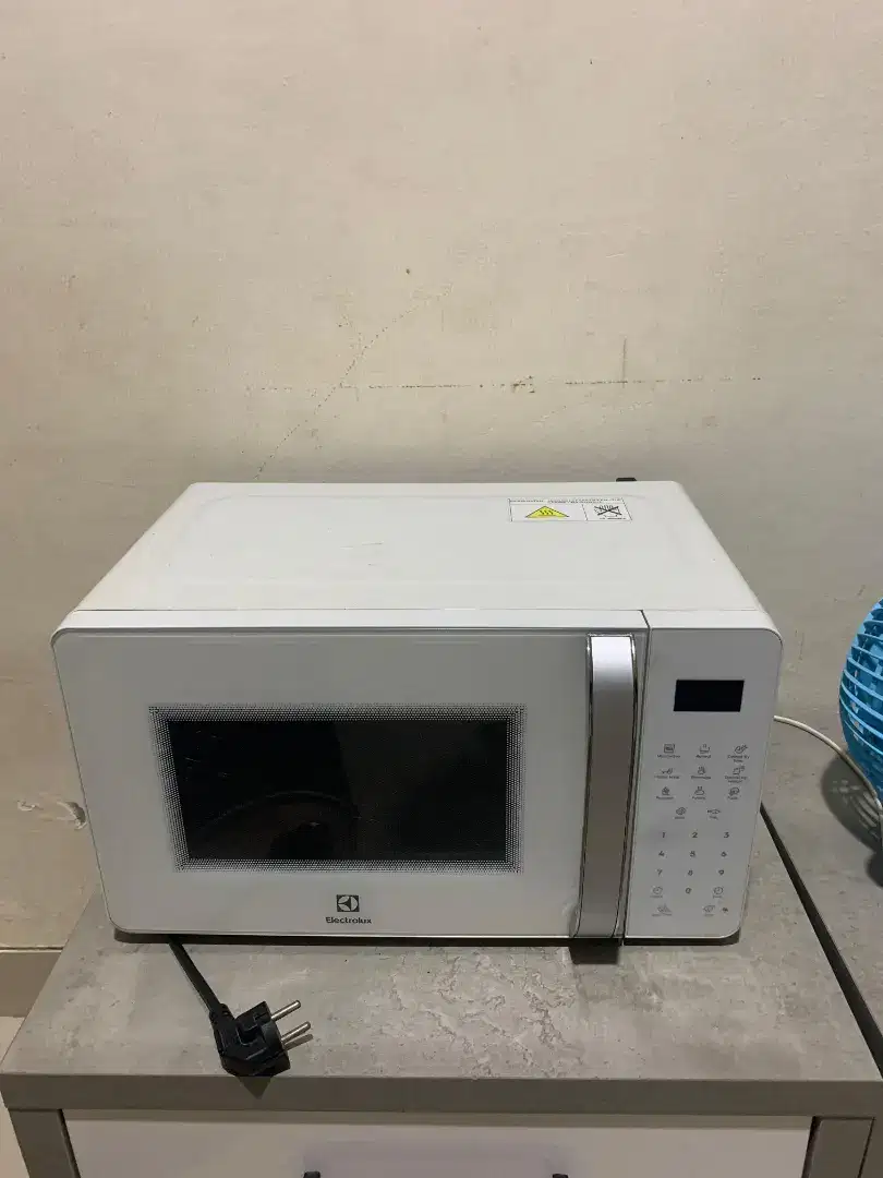 Microwave warna putih