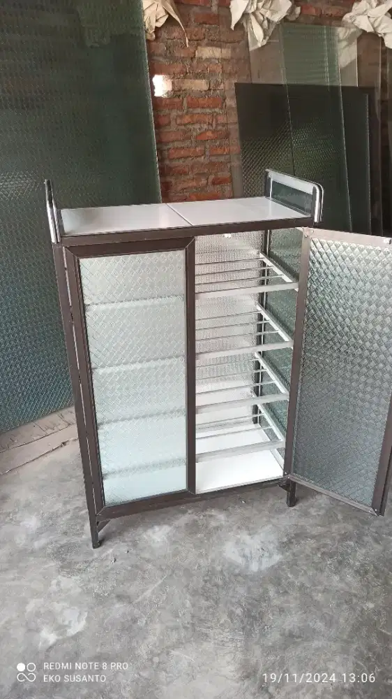 Almari sepatu alumunium