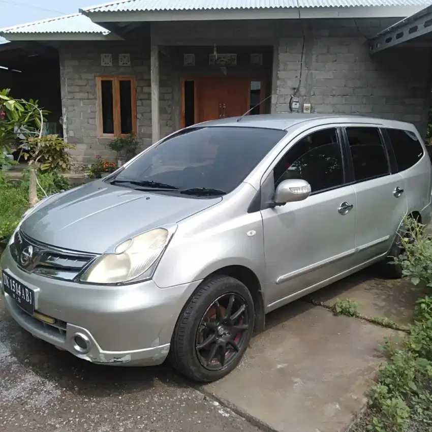 Dijual mobil Nissan Grand Livina