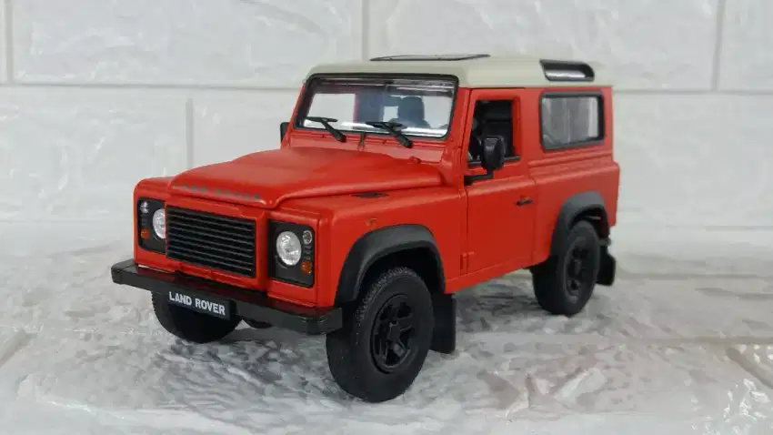 Diecast / Miniatur Land Rover Defender 90 Red doff Velg Black 1:24