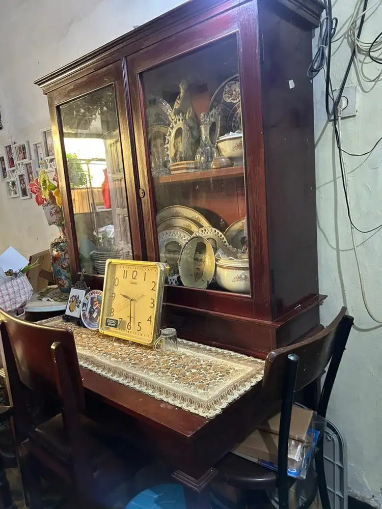 Lemari belajar jati antik