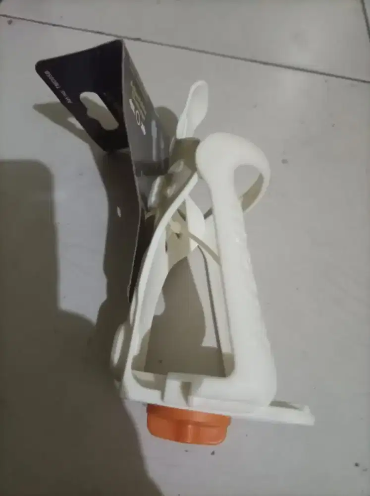 Holder botol sepeda adjustable warna merah atau putih