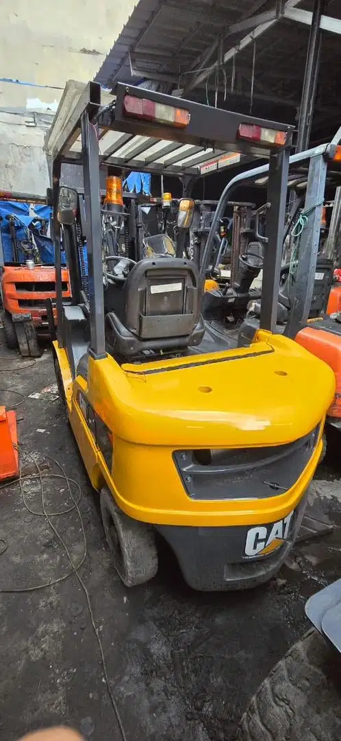 Forklift bekas caterpillar 2.5 ton