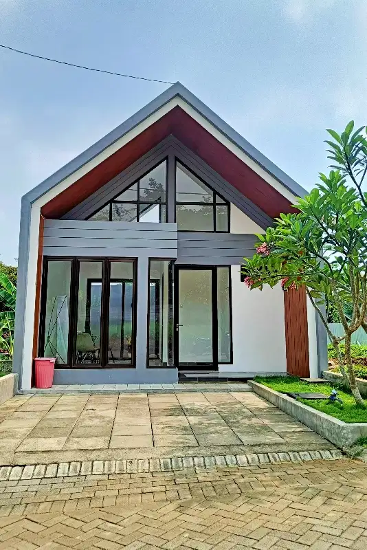 Rumah Villa Modern Ada Kolam Renang Pribadi Strategis di Prigen