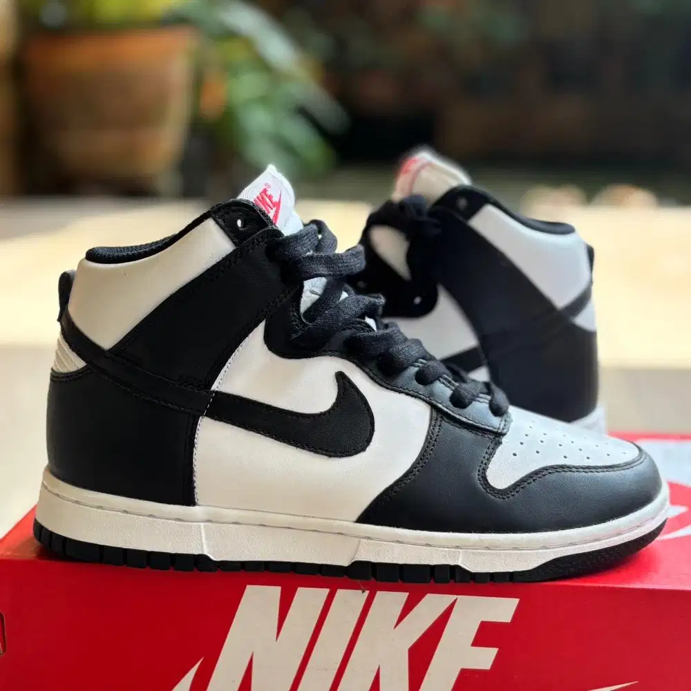 Nike dunk high black n white