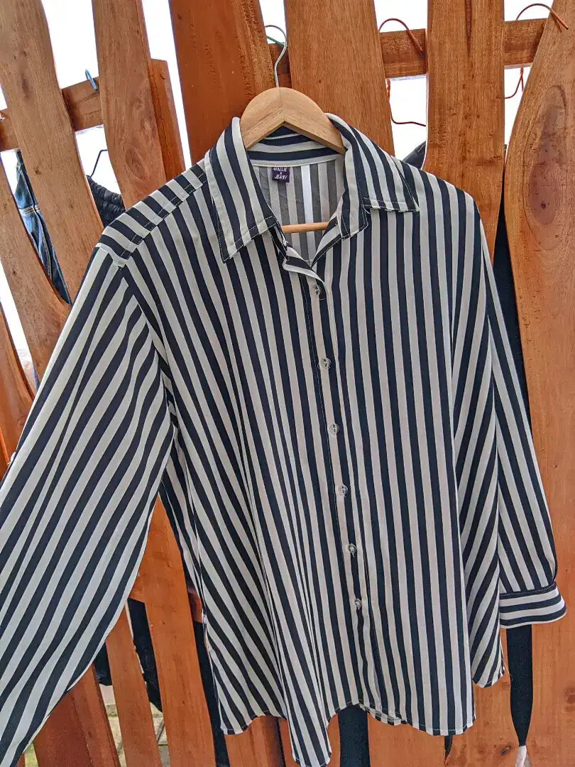 Kemeja Oversize Stripes Wanita (preloved)