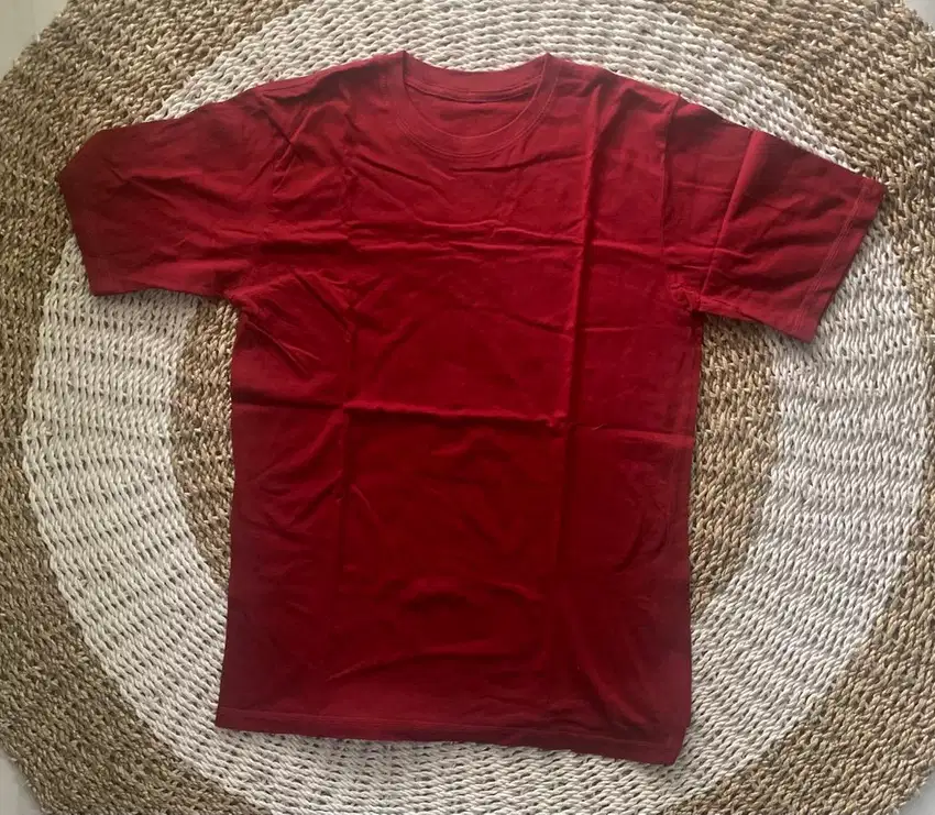 Kaos Merah Polos Modern Kondisi Bagus