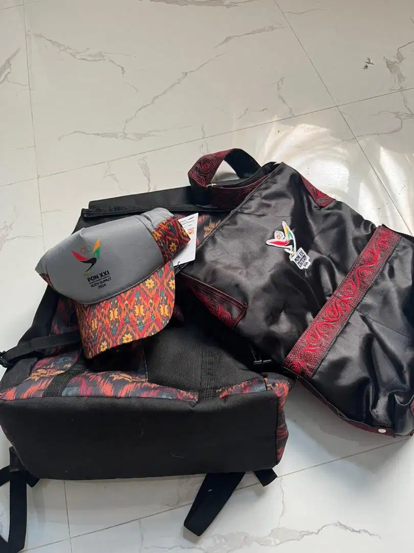 Satu set topi, tas ransel, tas kecil