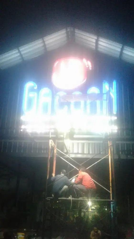 Neon box papan nama huruf timbul