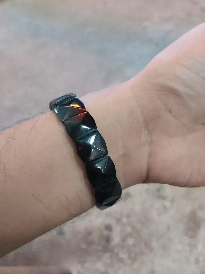 Gelang batu black jade motif piramid