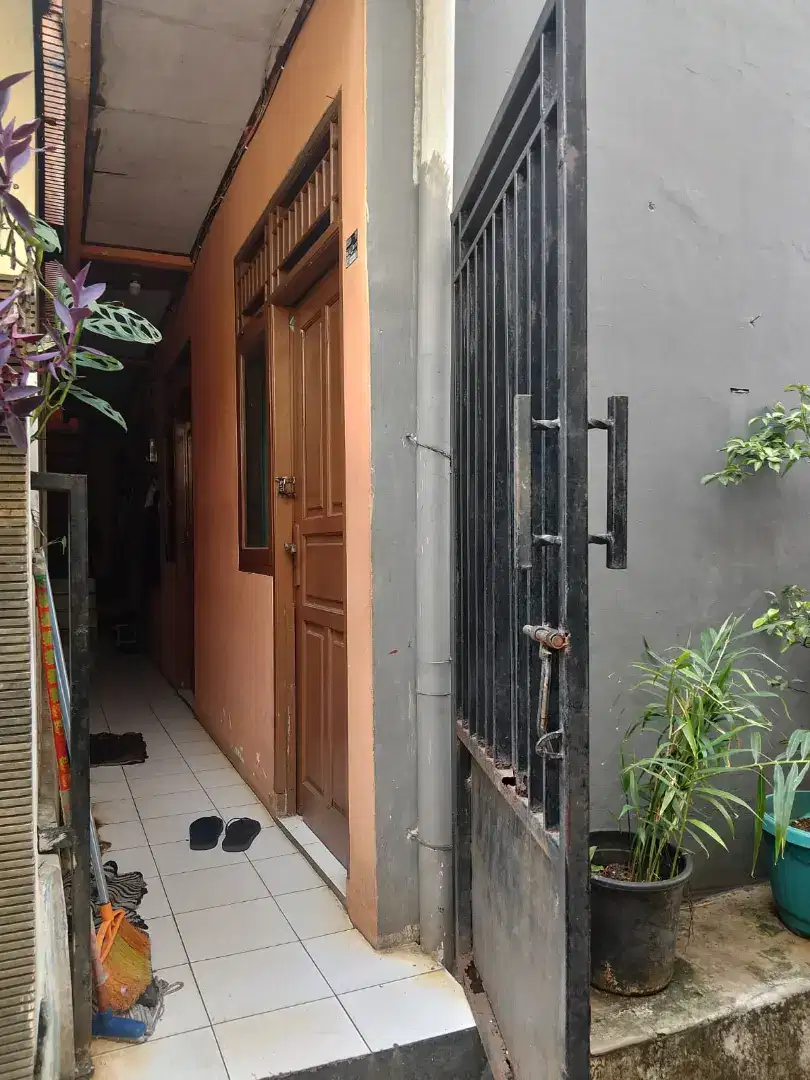 Kost2an 7 pintu dijual 950jt nego