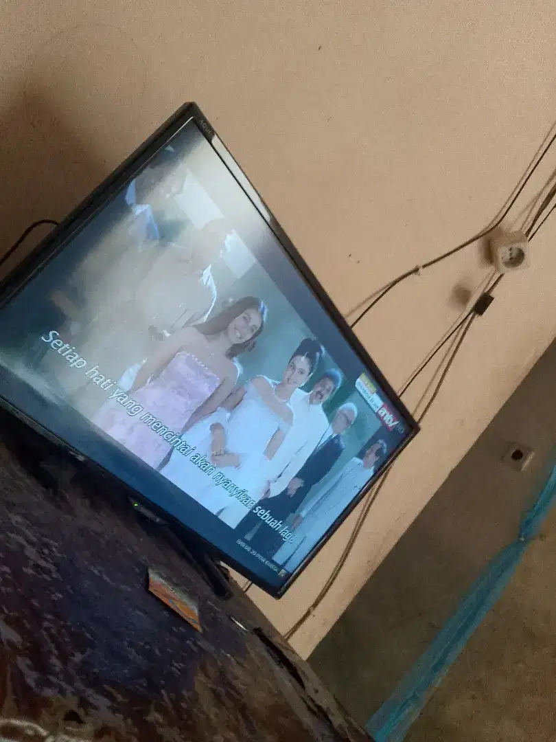 Dijual tv bekas merek Sharp Aquos 24 inc