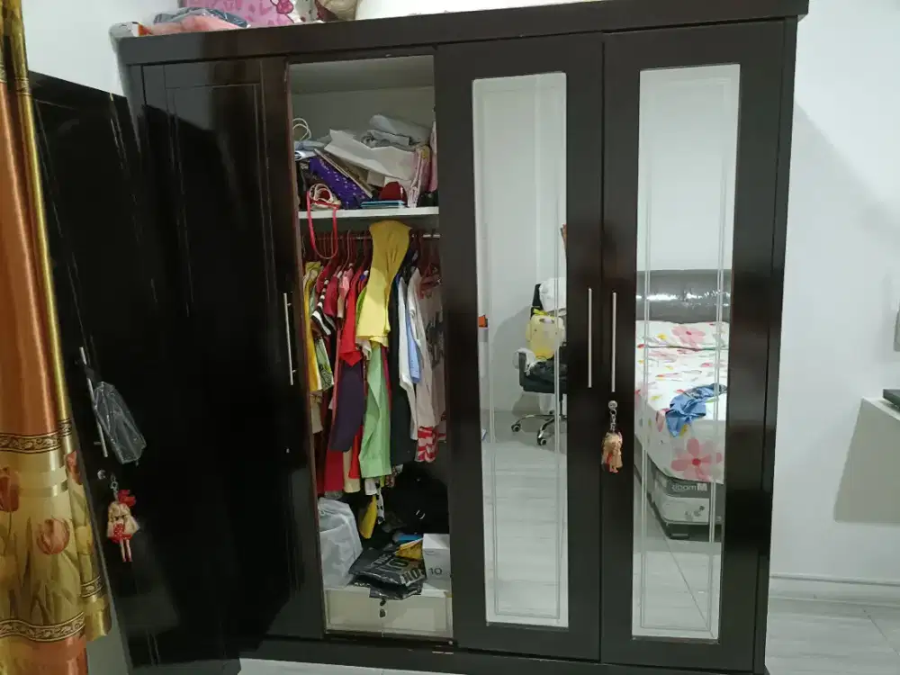 Lemari Pakaian 4 Pintu