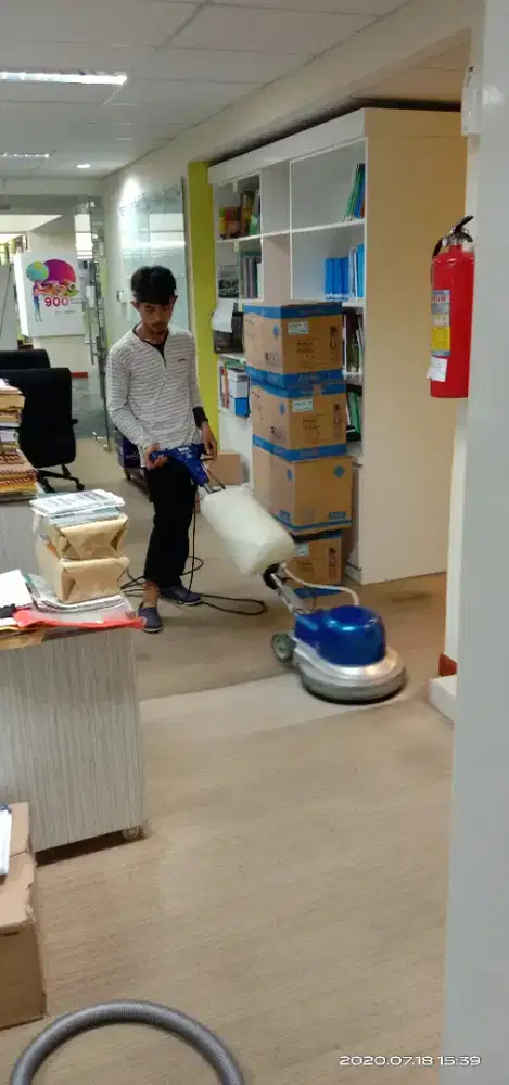 Jasa cuci karpet jakarta timur, cuci karpet kantor kursi kantor dll.