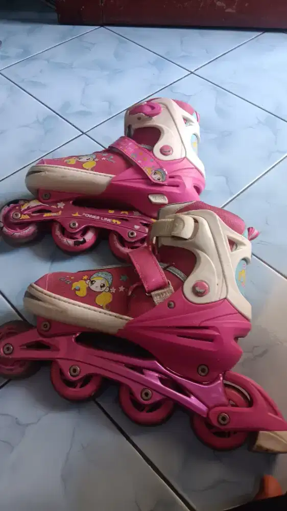 Sepatu roda masih bagus pink uk 38,39,40 keatas bisa disetting