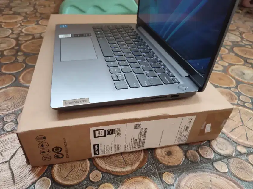 Lenovo garansi 11 bln core i3 gen 12 ram 8gb ssd 512gb likenew