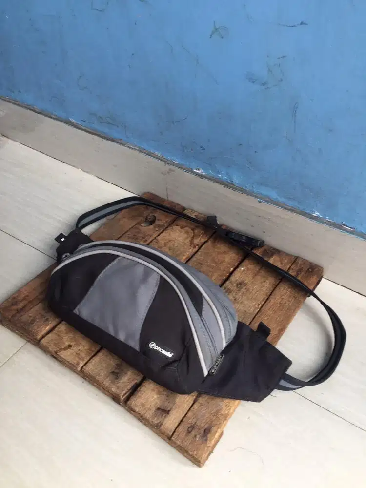 Waist bag PACSAFE