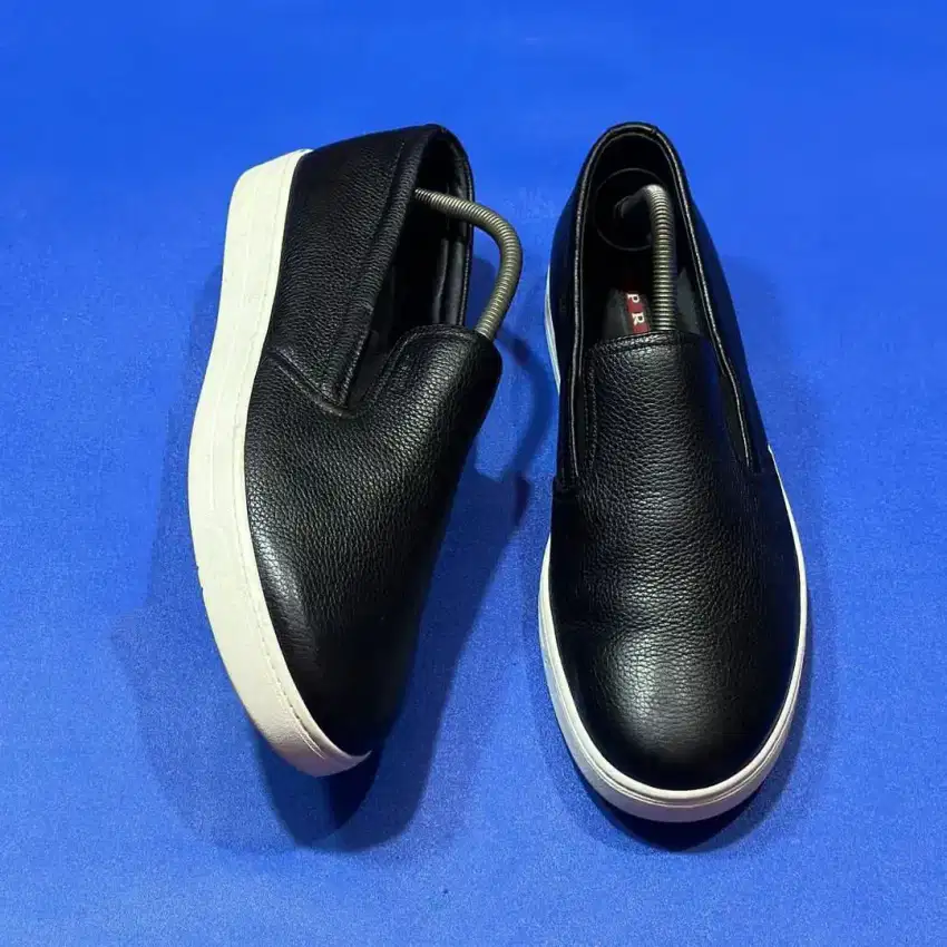 Sepatu Prada slipon