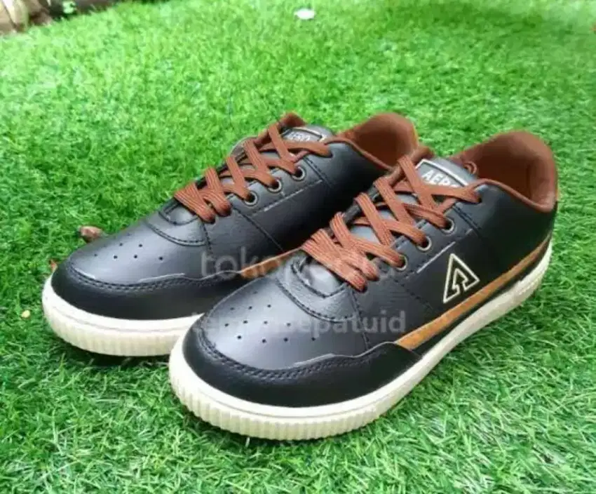 Sepatu sneakers casual