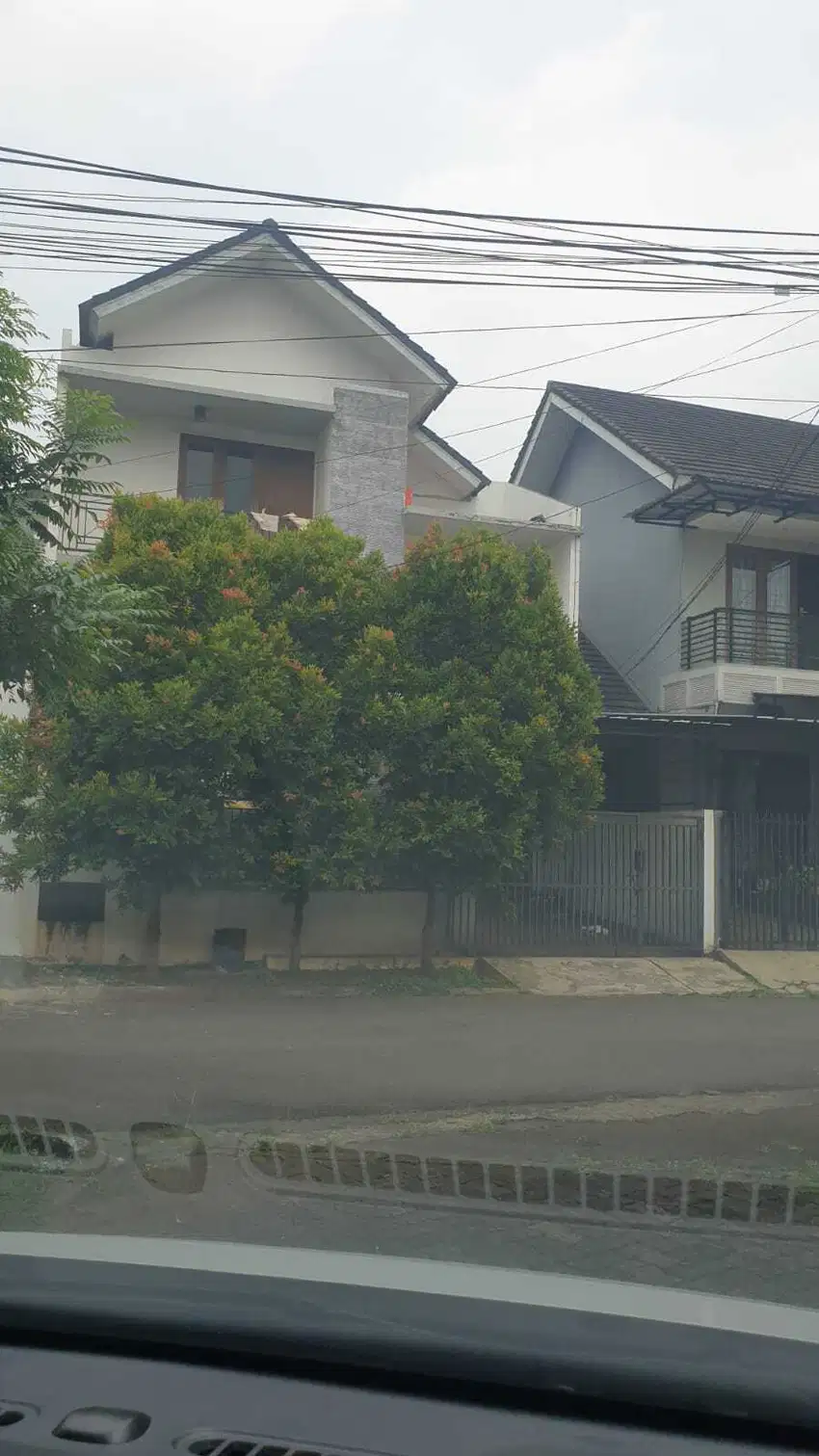 Jual cepat rumah 2 lantai Nusaloka Jl Sulawesi