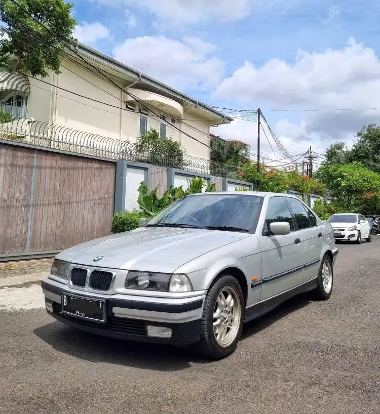 BMW 323i Tahun 1997 E36