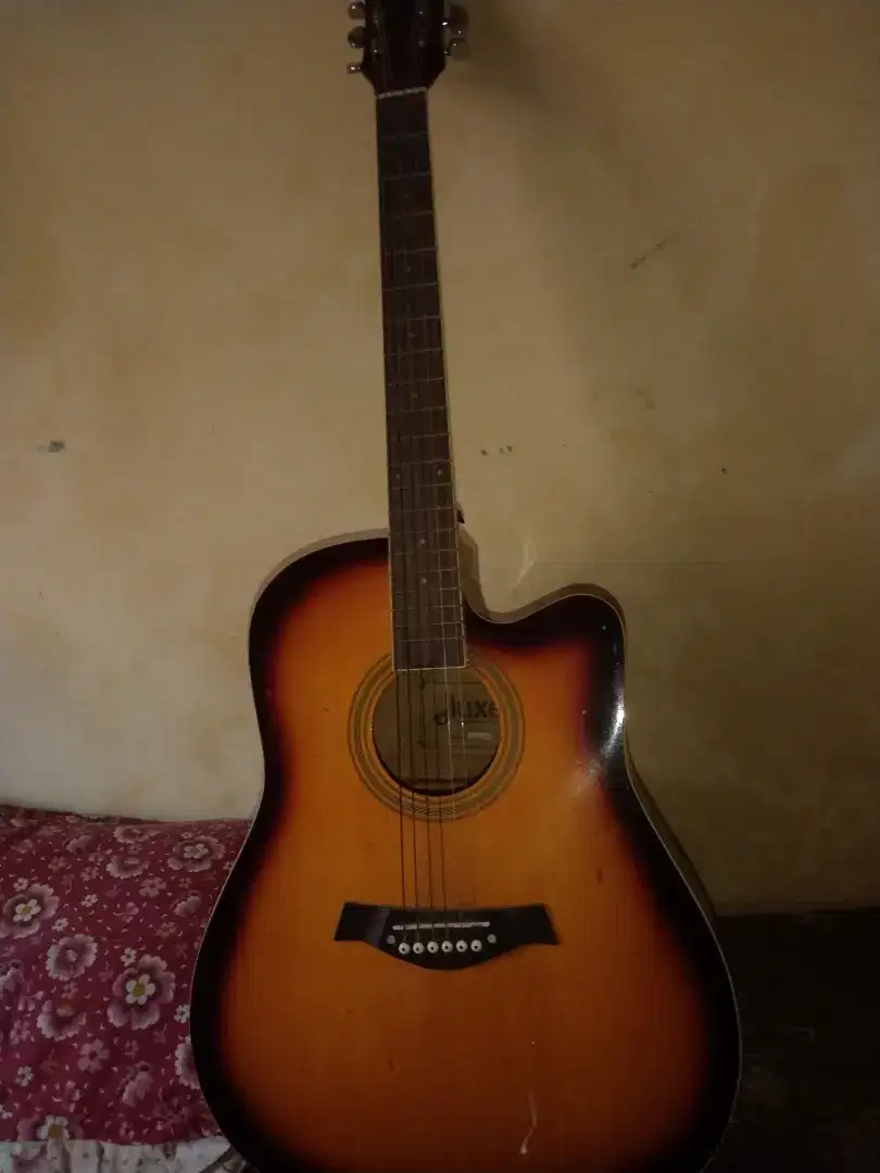 Gitar akustik dluxe