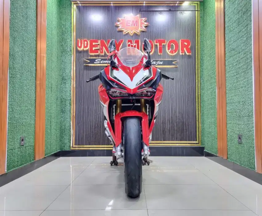 Honda CBR 250 RR thn 2017 warna merah.