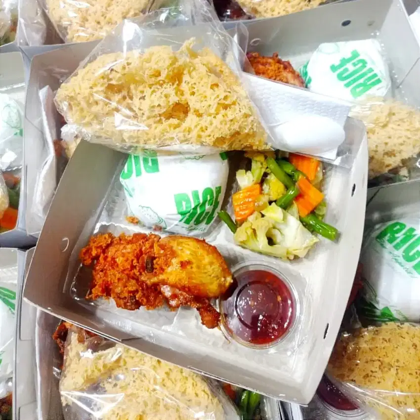 Nasi box ayam kremes