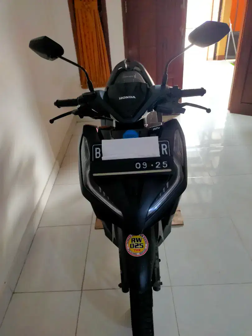 Vario 125 warna hitam