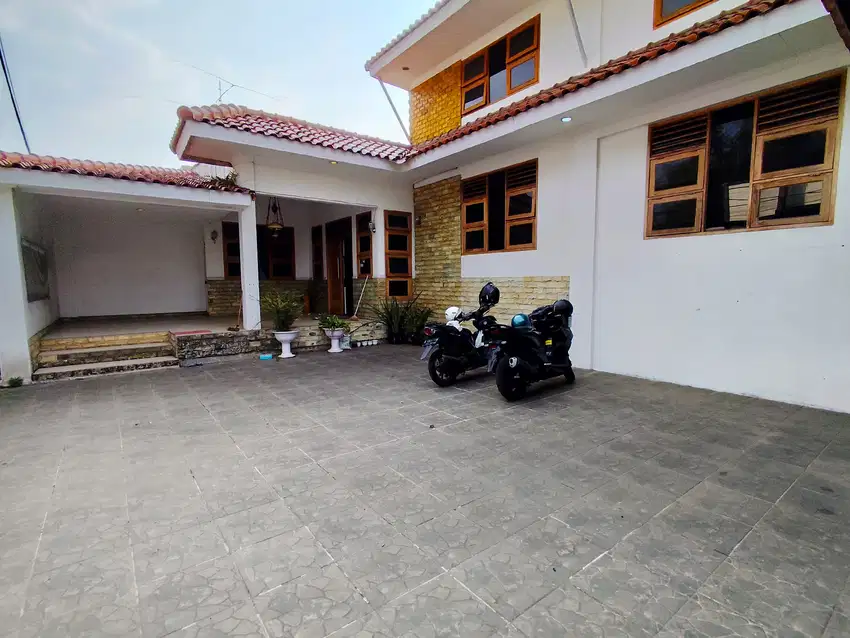 Rumah 3 Lantai Bagus Full Furnish Siap Huni Samping Jalan Utama