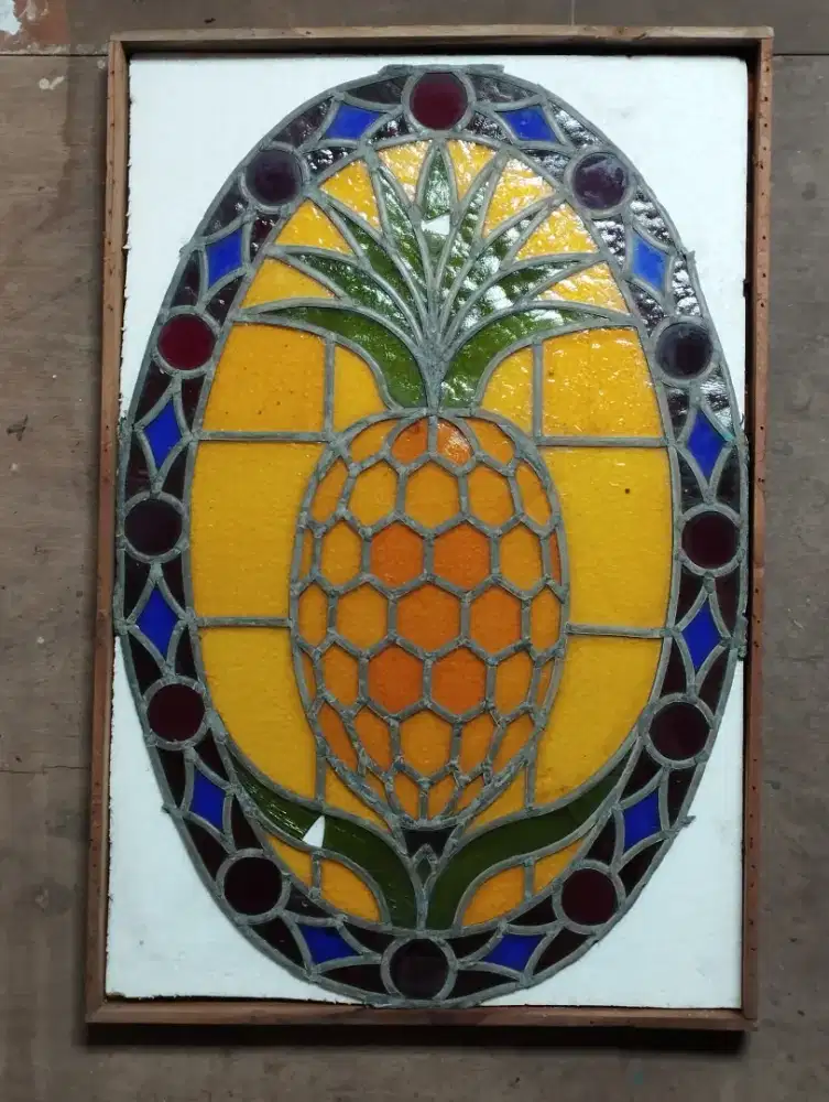 Kaca patri berbentuk nanas