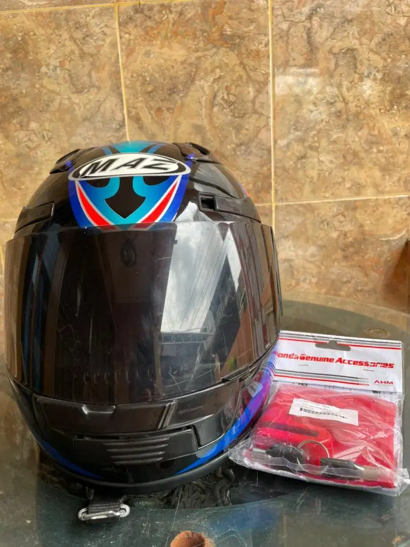 Menjual Helm merek Maz