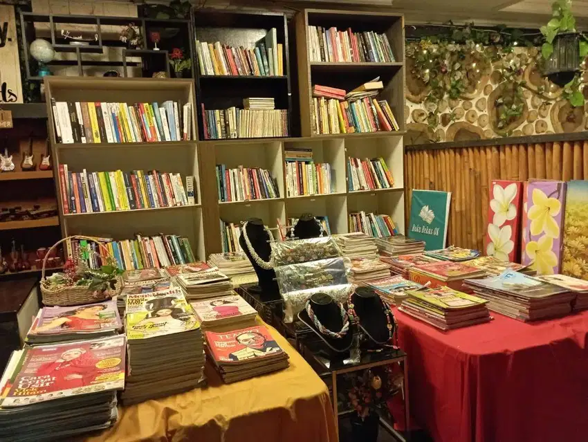 Dijual Perpustakan Pribadi Preloved Beserta Rak Buku