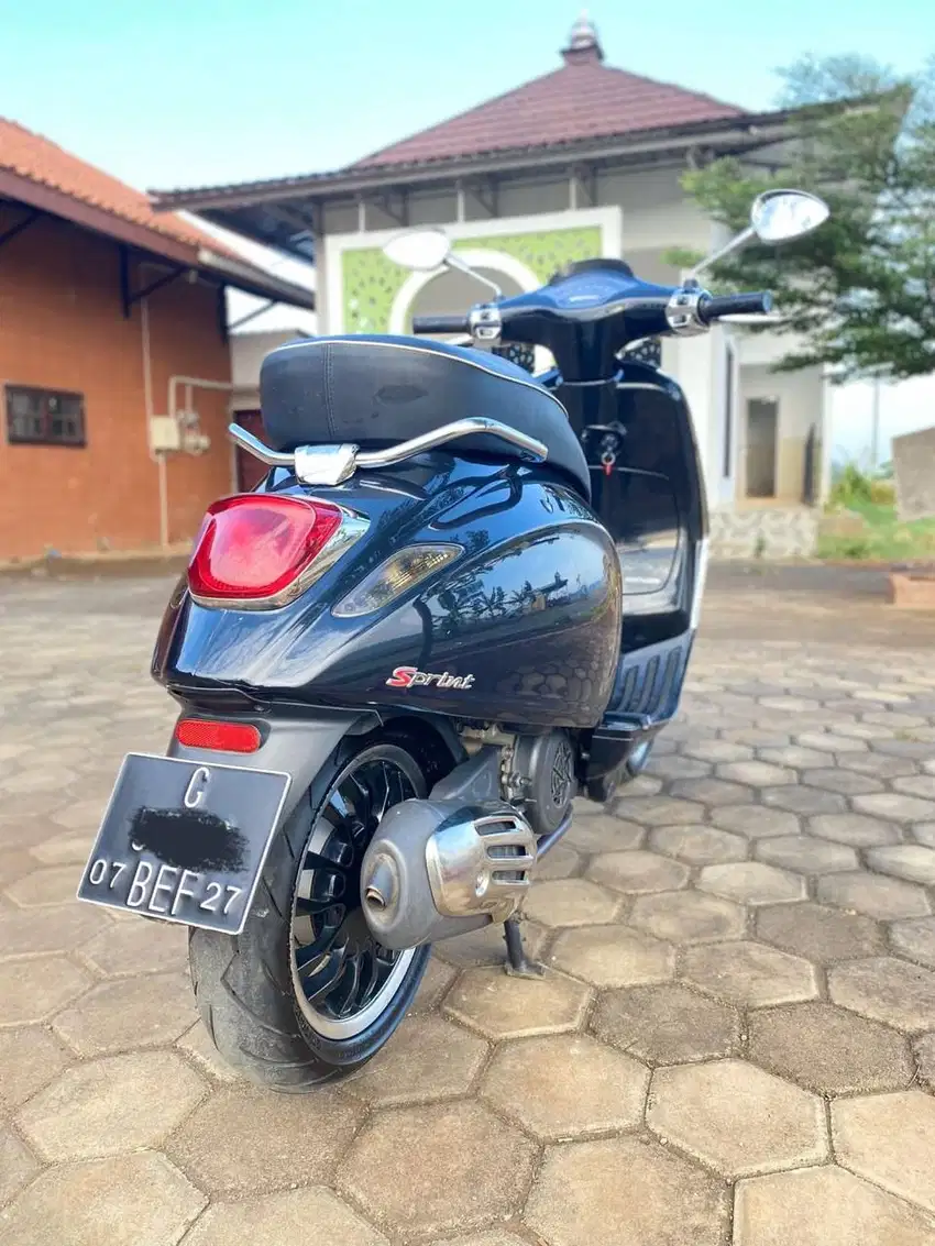 Vespa Sprint ABS warna hitam tahun 2022