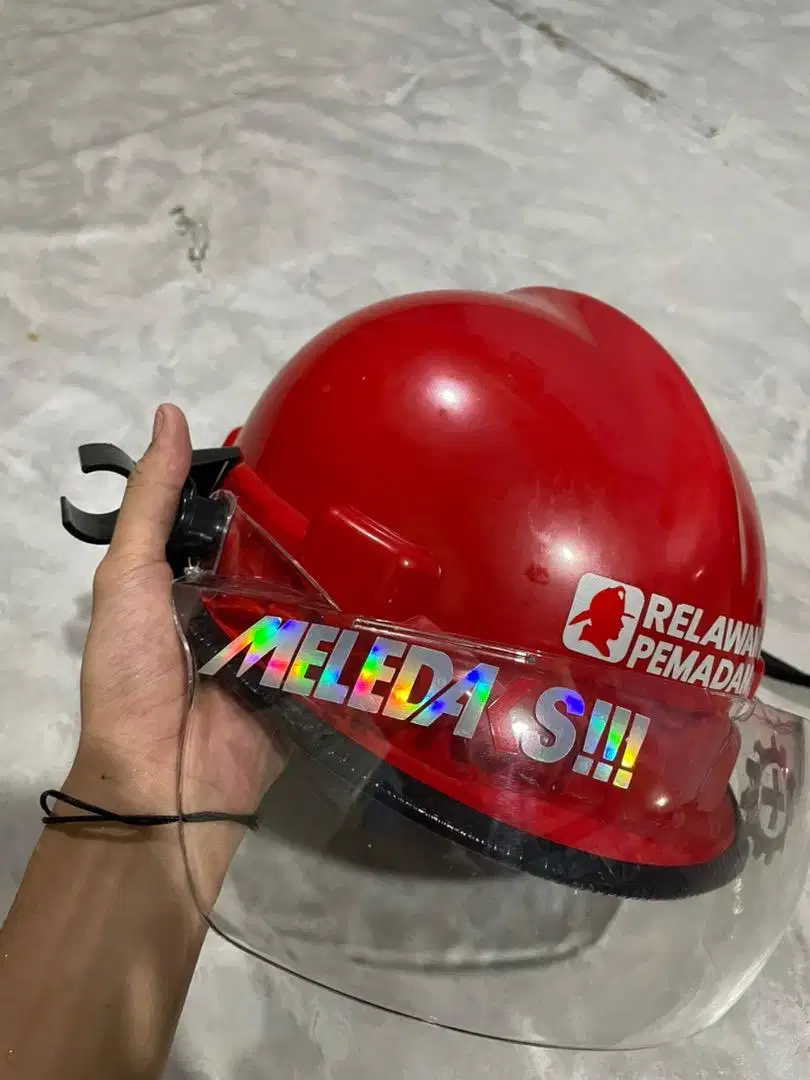 Helm pemadam kebakaran