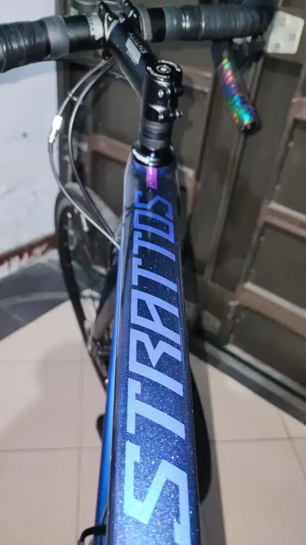 Road bike Strattos S7D biru bunglon km rendah