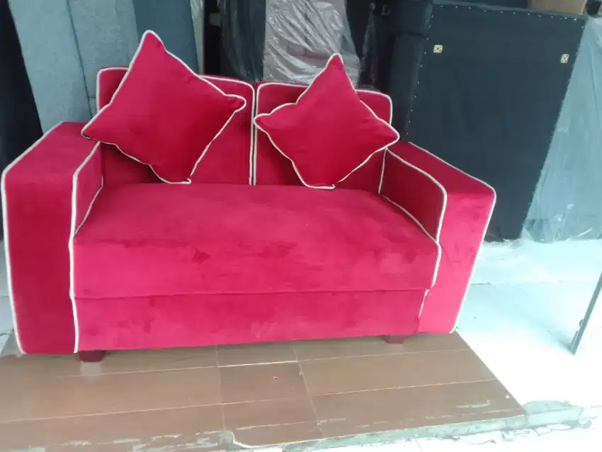 Sofa 2 ddk warna merah bunus bantal 2