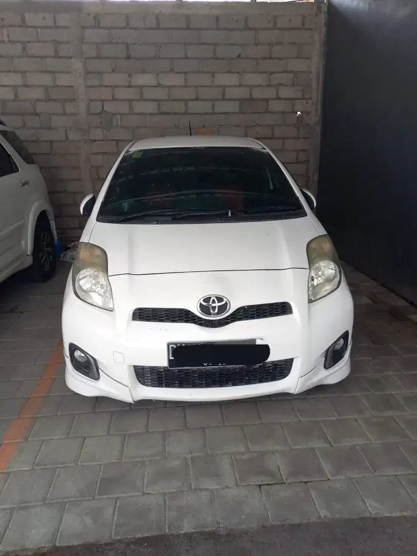 Mobil Yaris Putih