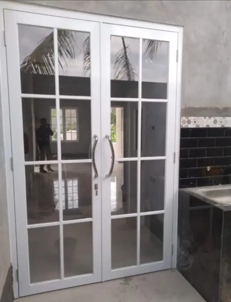 Pintu dobel aluminium kaca