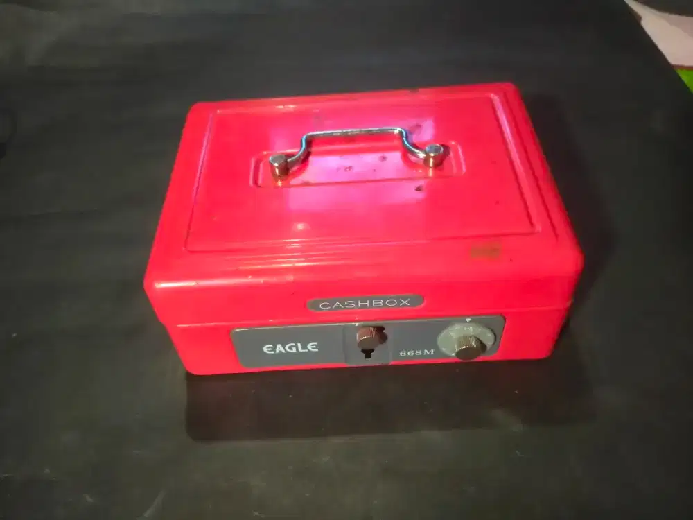 Casbox merah .penyimpanan